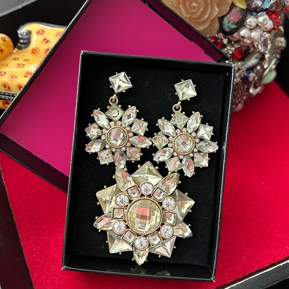 NIB Avon Brooch & Earrings Set - Picture 6 of 8